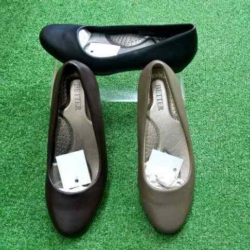 Maliks Traders - Manufacturers of Leather Footwear in Mumbai, Maharashtra,